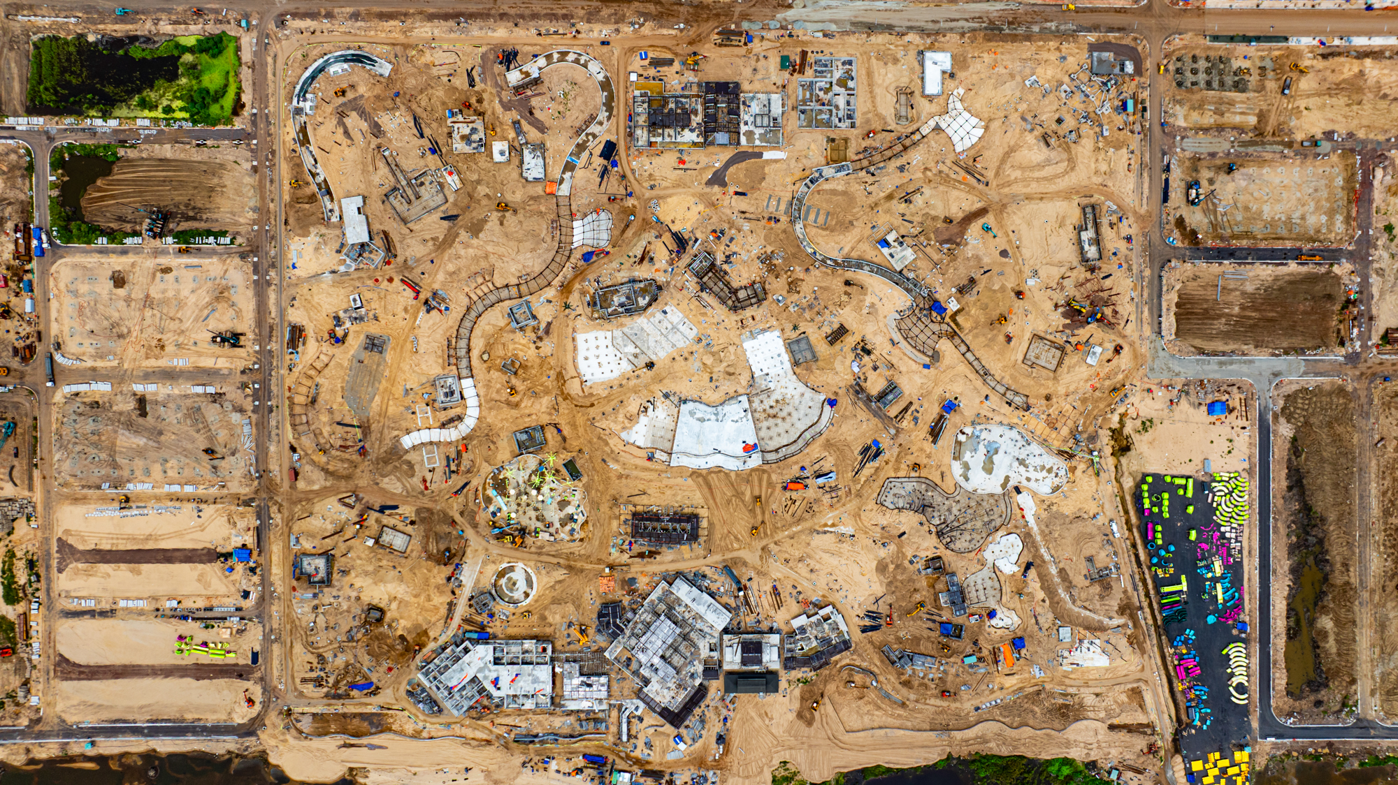 Tiến độ gây sốc tại đại đô thị lớn nhất của Sun Group ở Vũng Tàu: Hơn 4.000 công nhân xây dựng, công viên nước lớn nhất miền Nam sắp mở, giá nhà phố vượt 200 triệu đồng/m2 - Ảnh 4