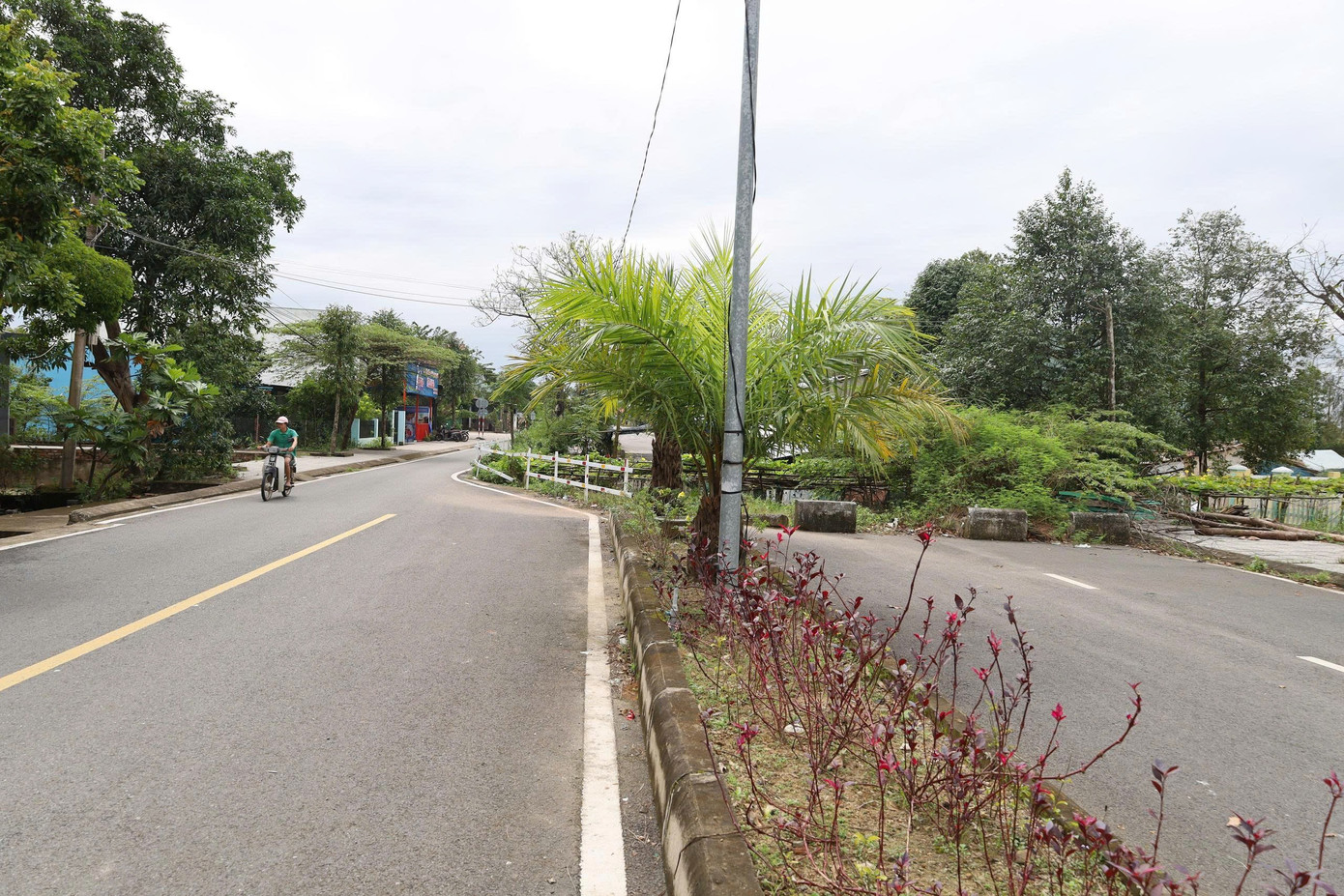 Kỳ lạ tuyến đường hàng chục tỷ đồng có ngôi nhà án ngữ giữa đường - Ảnh 13