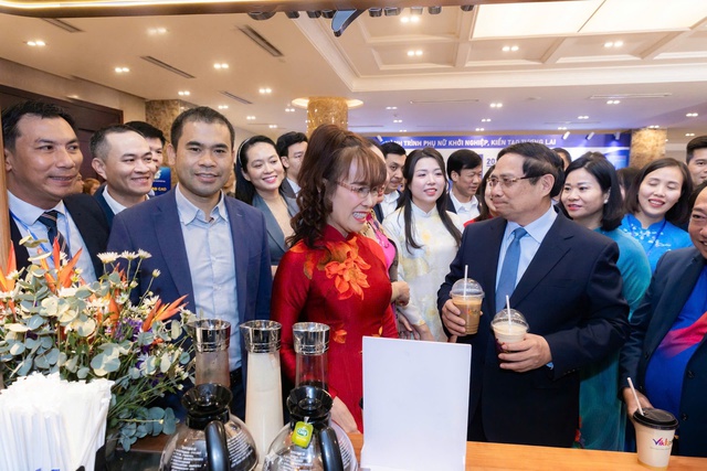Khoảnh khắc Thủ tướng ghé thăm VikKafe - Câu chuyện truyền cảm hứng về những người phụ nữ ngân hàng số - Ảnh 1