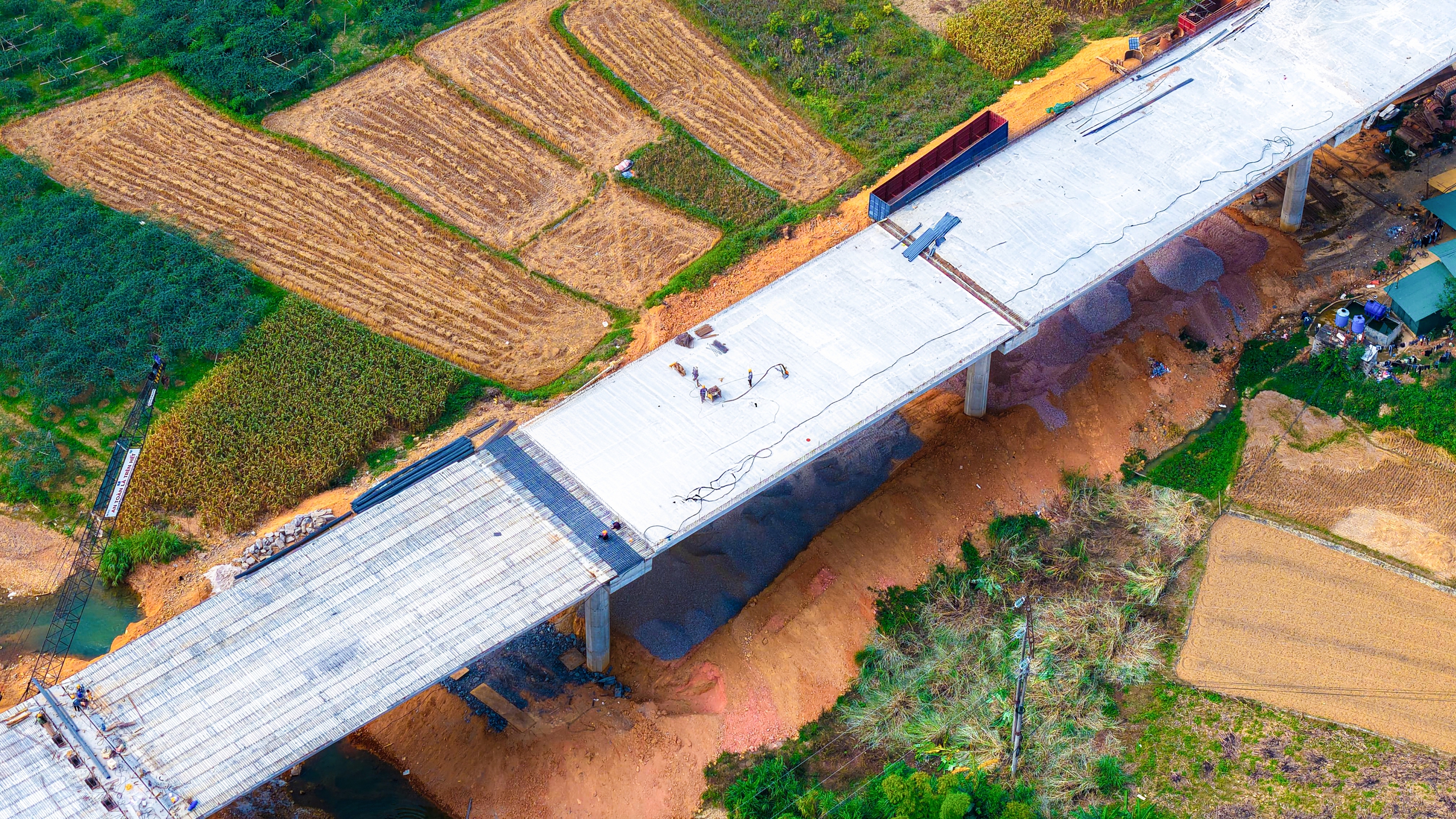 Toàn cảnh đoạn đầu tiên của cao tốc dài nhất Việt Nam: Trị giá 11.000 tỷ, sẽ thông xe sau một tuần nữa - Ảnh 4