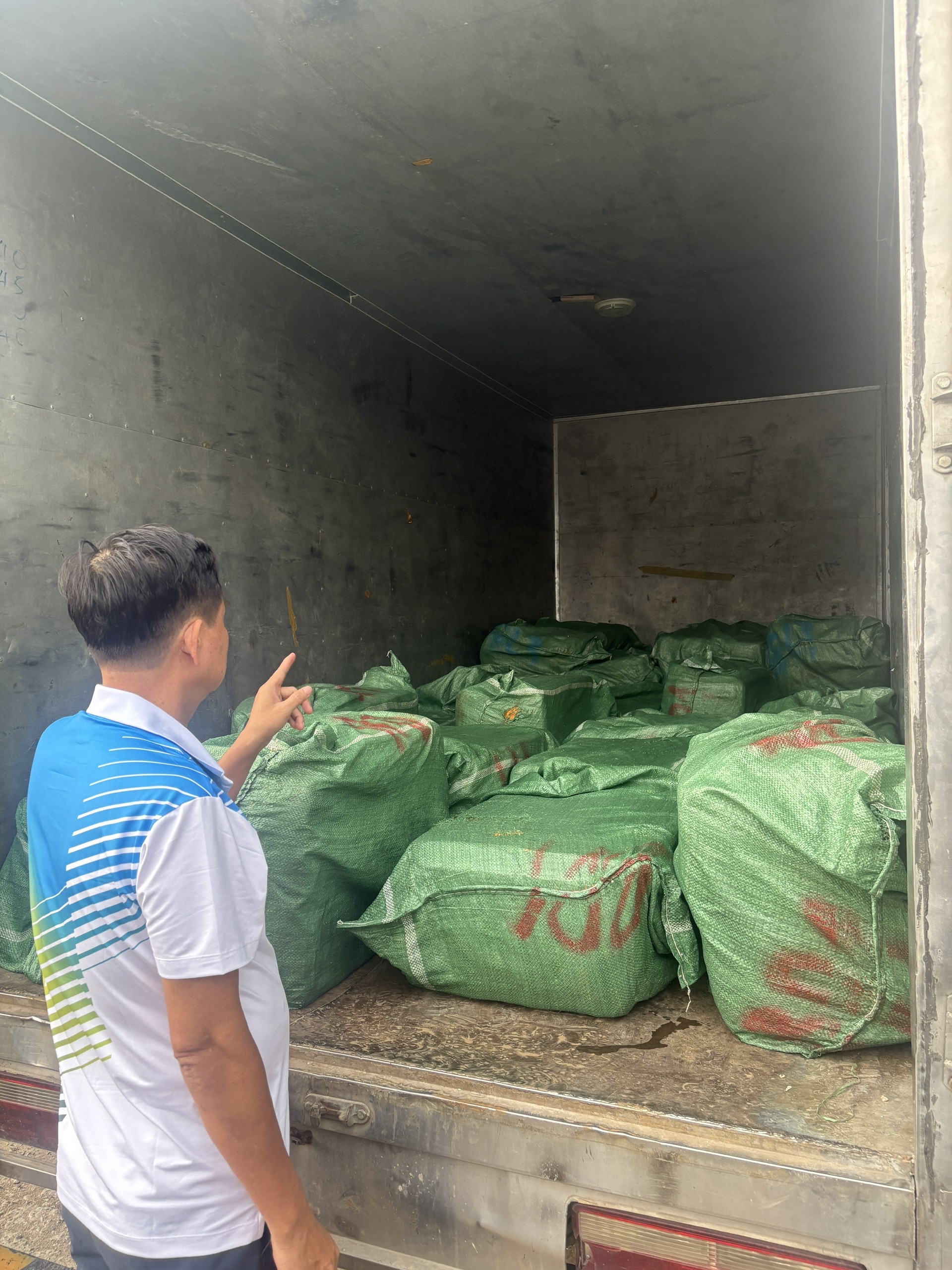 Sự thật bất ngờ khi Công an TPHCM kiểm tra 11 cơ sở chế biến thực phẩm - Ảnh 1