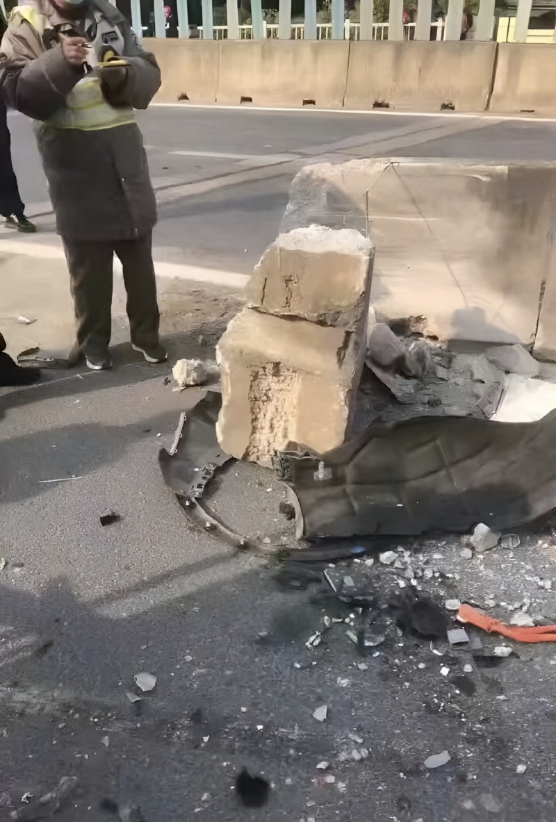 Gãy đôi sau khi tai nạn, mẫu xe điện Trung Quốc gây bất ngờ vì pin không phát nổ - Ảnh 3