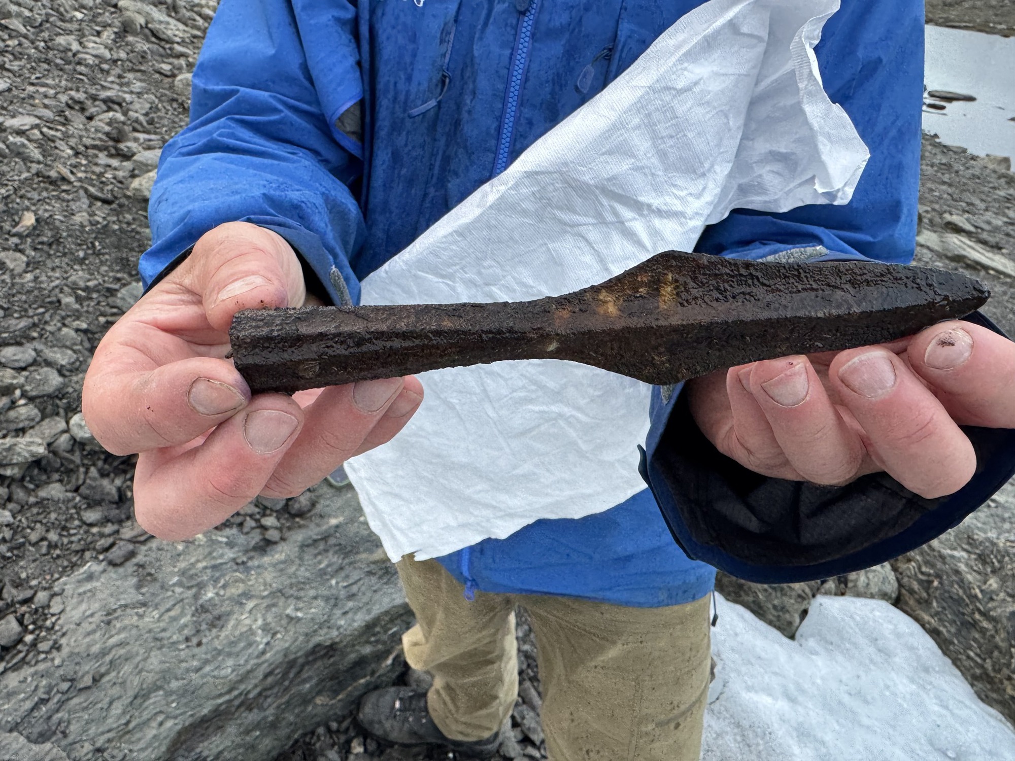 Băng trên đỉnh núi tan chảy, để lộ ra những thứ con người không dám tin vào mắt mình - Ảnh 2