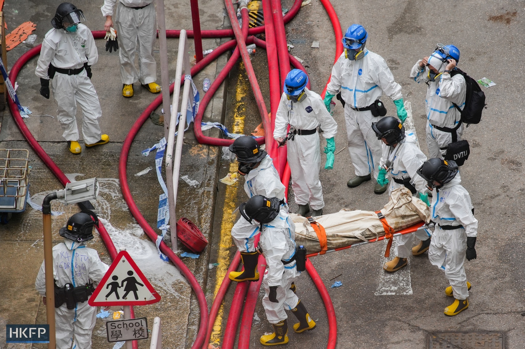 Tròn 1 tuần sau thảm hoạ cháy chung cư Hong Kong: Có những nạn nhân được phát hiện tại vị trí không ngờ - Ảnh 6