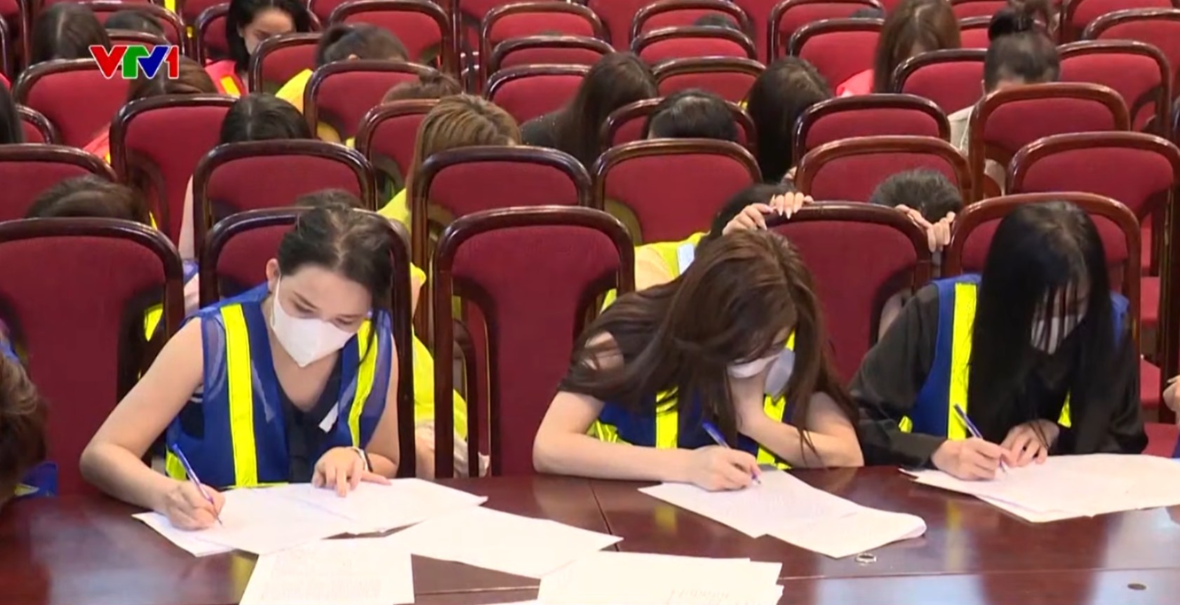 Đột kích quán karaoke Monaza ở Trần Duy Hưng, Hà Nội: Bất thường các dịch vụ "đĩa cherry, hoa quả và tôm hùm" - Ảnh 5