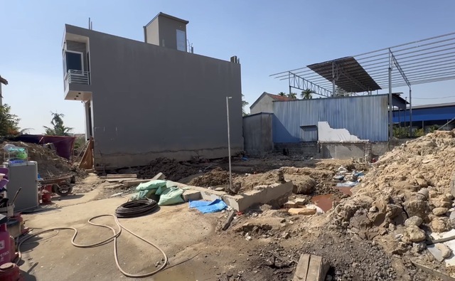 Bất ngờ hình ảnh mới nhất của ngôi nhà xây nhầm trên đất hàng xóm ở Hải Phòng, sắp về đúng chỗ - Ảnh 1