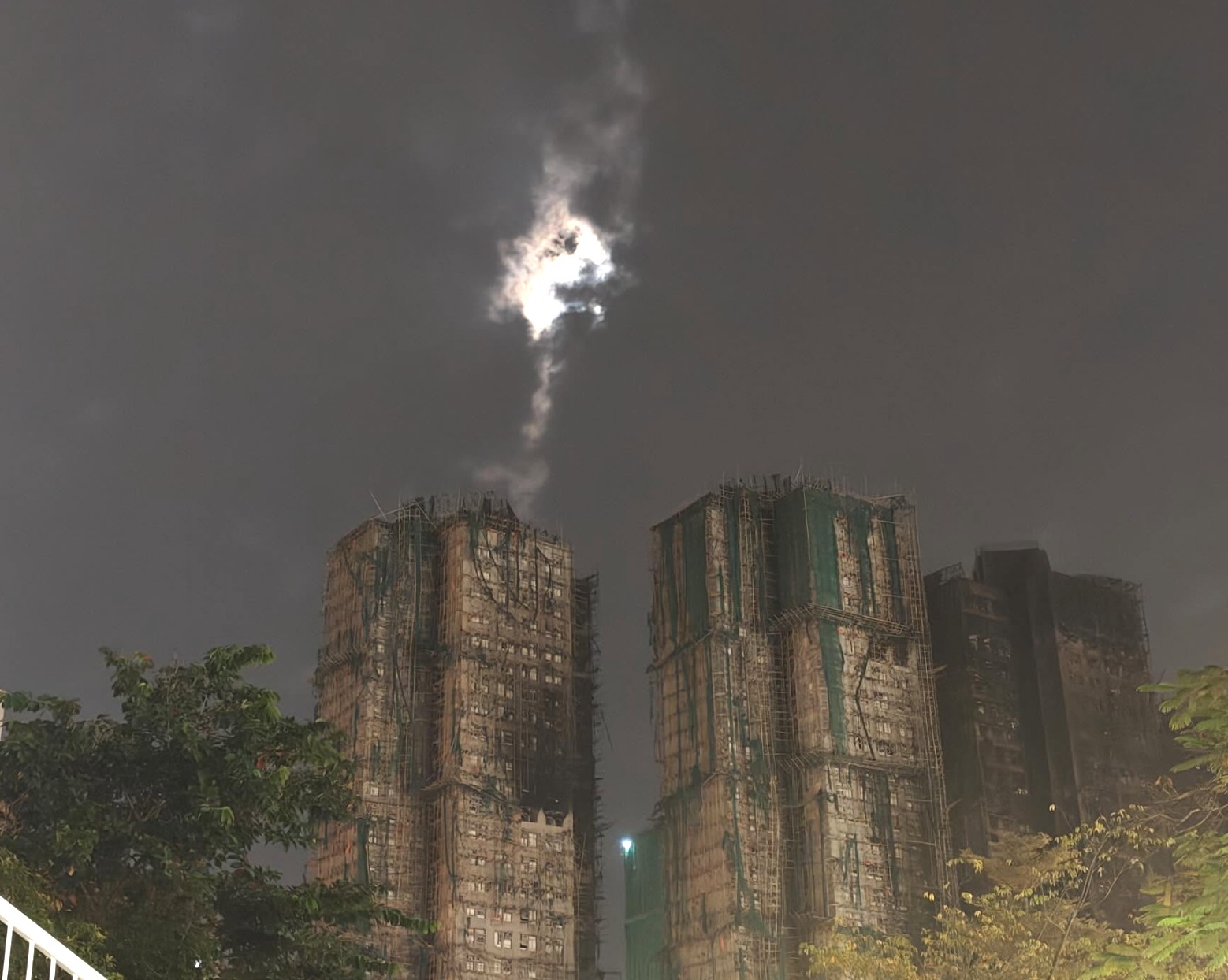 Ánh sáng lạ xuất hiện tại khu chung cư bị cháy tại Hong Kong (Trung Quốc) đúng 1 tuần sau thảm kịch - Ảnh 1