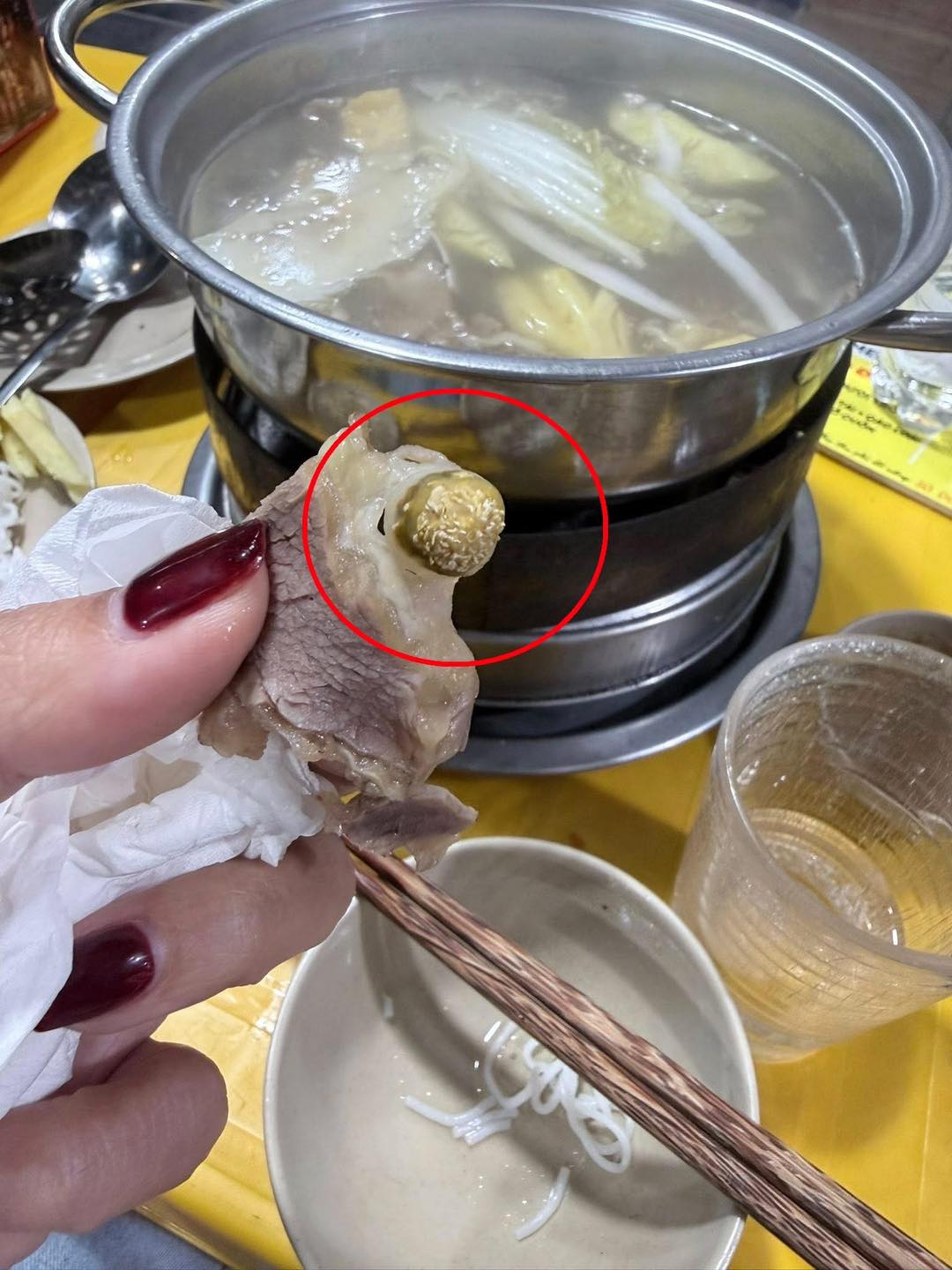 Quán bò nhúng dấm ở Hà Nội bị khách tố có dòi: Sáng quản lý phủ nhận, trưa quán dừng hoạt động - Ảnh 2