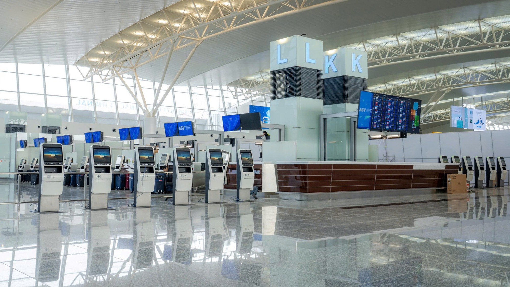 Sân bay nổi tiếng Việt Nam rót 5.000 tỷ đồng xây nhà ga 5 sao, có cả 'phi thuyền' soi chiếu xịn nhất thế giới - Ảnh 2