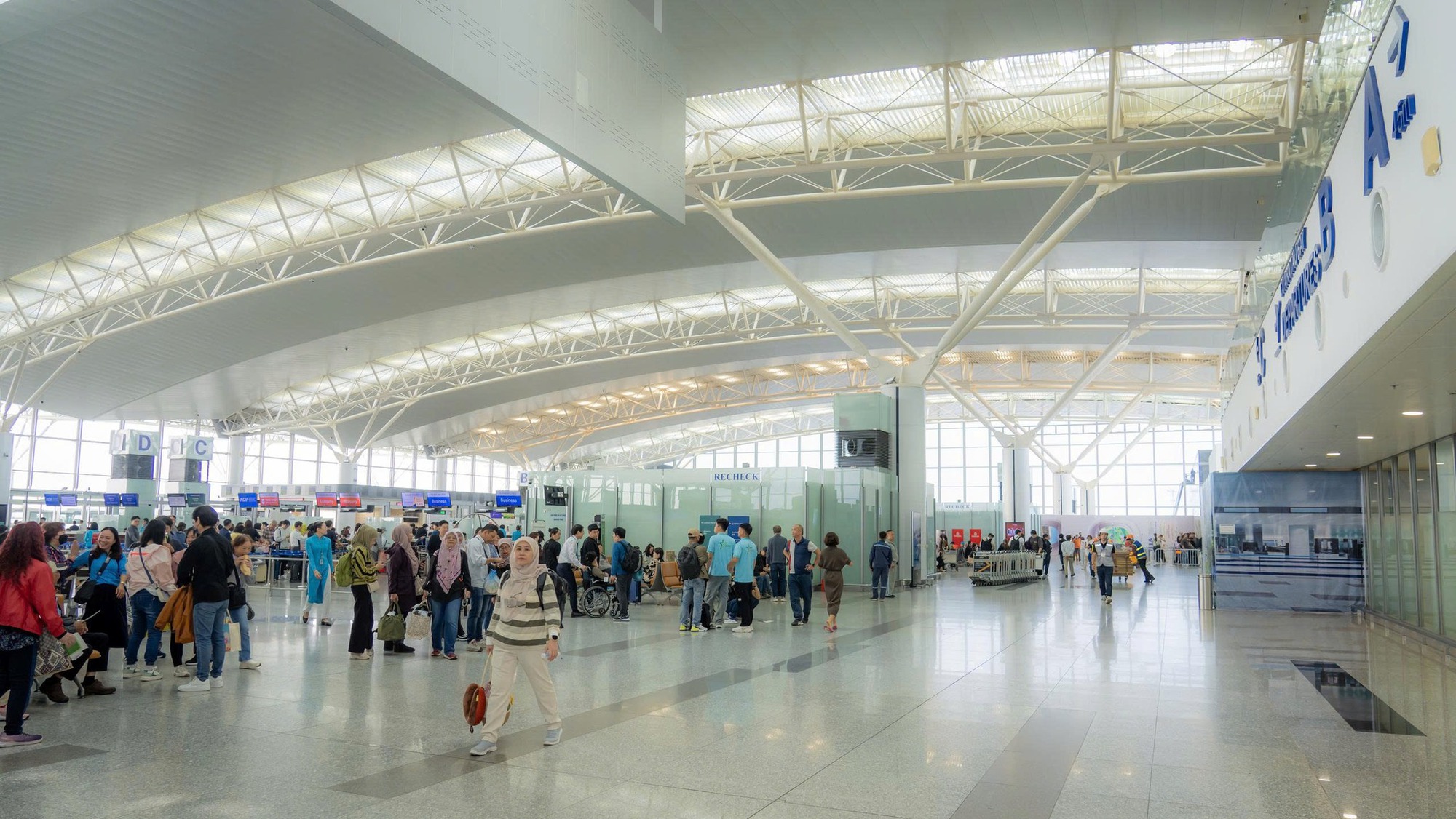 Sân bay nổi tiếng Việt Nam rót 5.000 tỷ đồng xây nhà ga 5 sao, có cả 'phi thuyền' soi chiếu xịn nhất thế giới - Ảnh 6