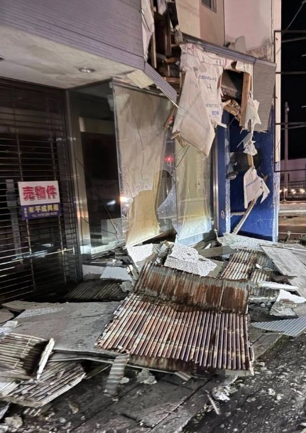 Những hình ảnh kinh hoàng trong trận động đất 7,5 độ tại Nhật Bản: Cả thành phố rung chuyển, nhiều người bị thương, 90.000 người sơ tán - Ảnh 4