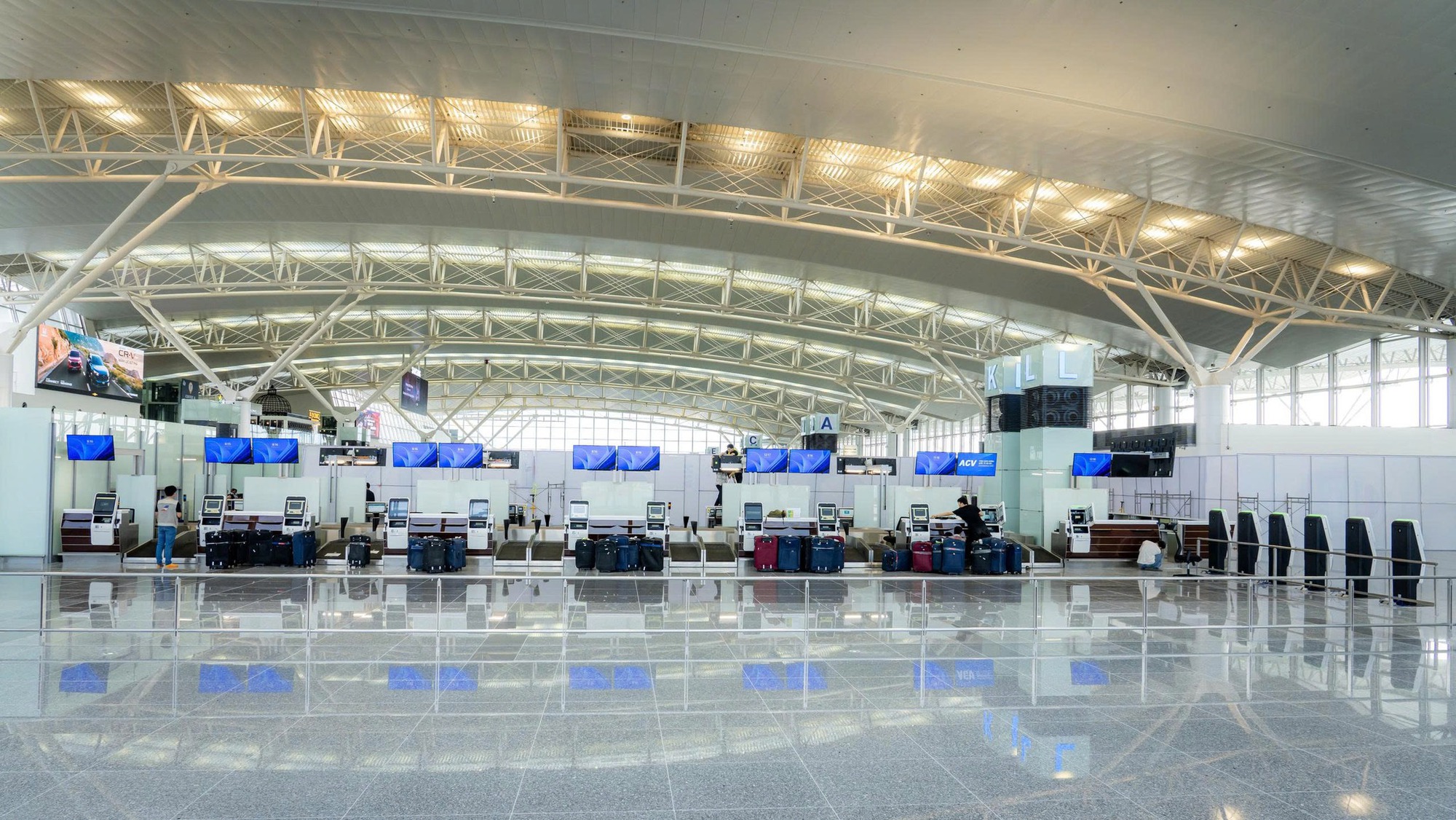 Sân bay nổi tiếng Việt Nam rót 5.000 tỷ đồng xây nhà ga 5 sao, có cả 'phi thuyền' soi chiếu xịn nhất thế giới - Ảnh 1