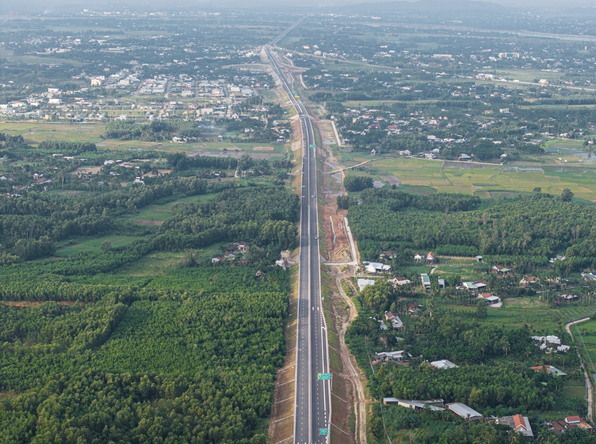 Bên trong hầm xuyên núi lớn nhất cao tốc Bắc - Nam: Hơn 900 ngày thi công, lắp hơn 1.730 bộ đèn - Ảnh 1