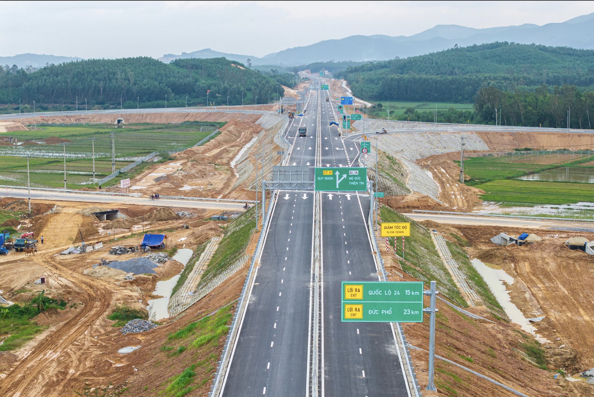 Bên trong hầm xuyên núi lớn nhất cao tốc Bắc - Nam: Hơn 900 ngày thi công, lắp hơn 1.730 bộ đèn - Ảnh 4