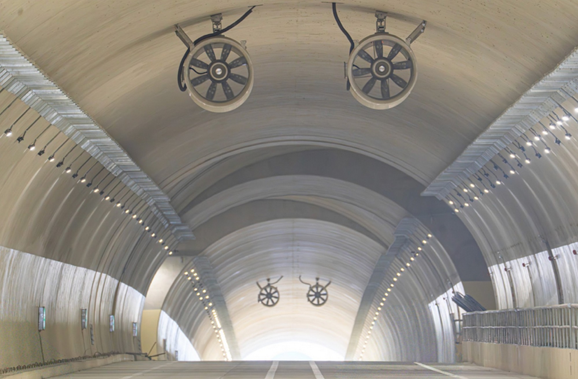 Bên trong hầm xuyên núi lớn nhất cao tốc Bắc - Nam: Hơn 900 ngày thi công, lắp hơn 1.730 bộ đèn - Ảnh 3