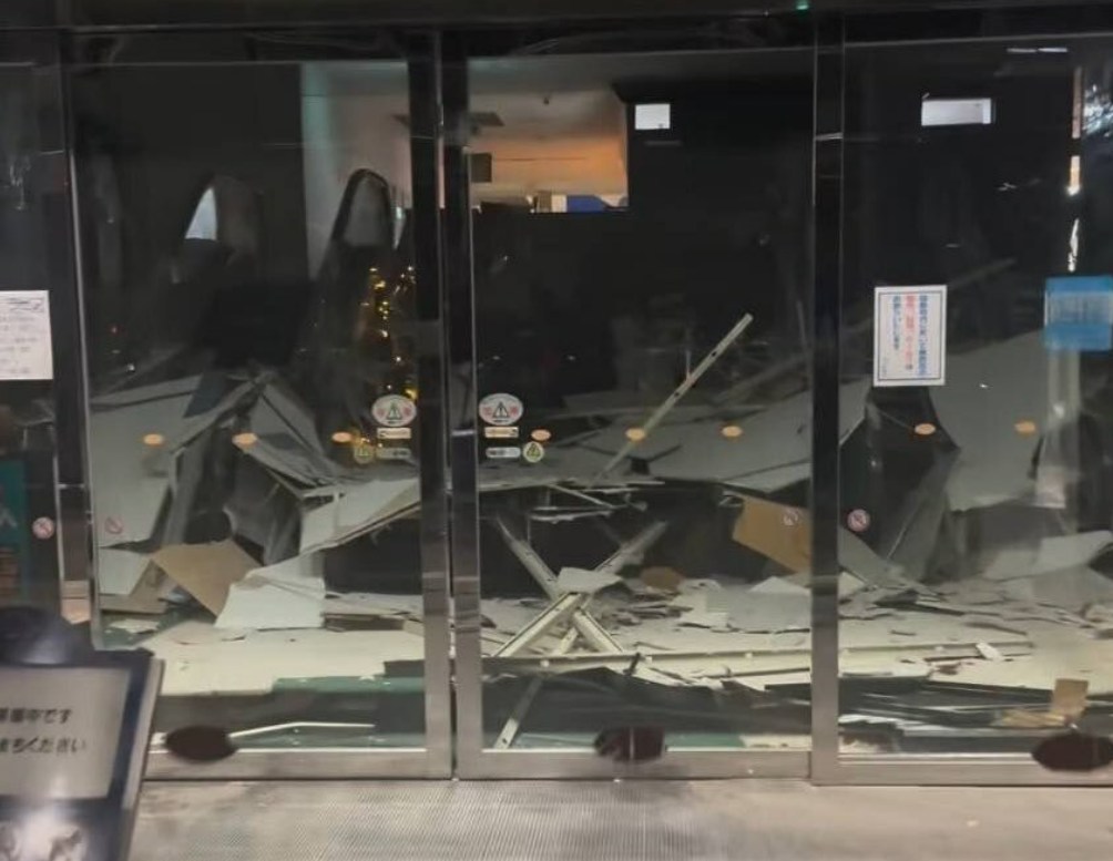 Những hình ảnh kinh hoàng trong trận động đất 7,5 độ tại Nhật Bản: Cả thành phố rung chuyển, nhiều người bị thương, 90.000 người sơ tán - Ảnh 2