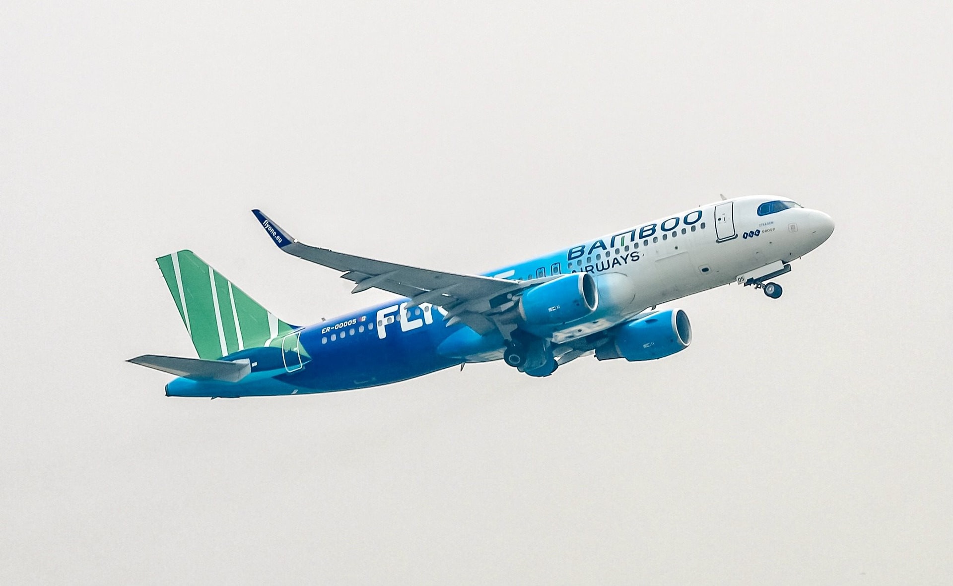 Logo FLC trở lại trên thân tàu bay Bamboo Airways - Ảnh 2