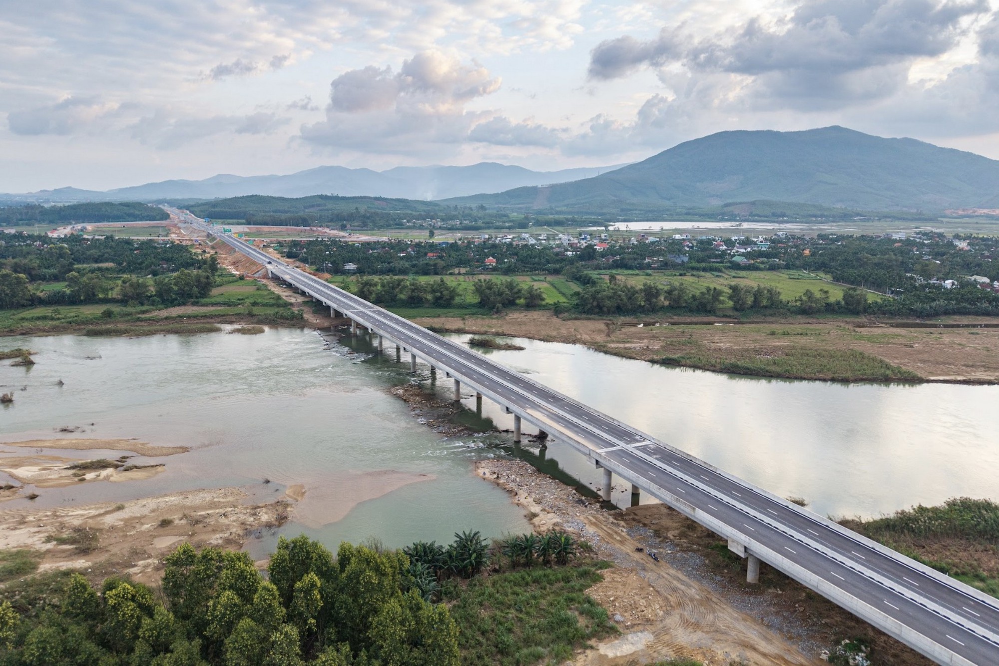 Bên trong hầm xuyên núi lớn nhất cao tốc Bắc - Nam: Hơn 900 ngày thi công, lắp hơn 1.730 bộ đèn - Ảnh 7