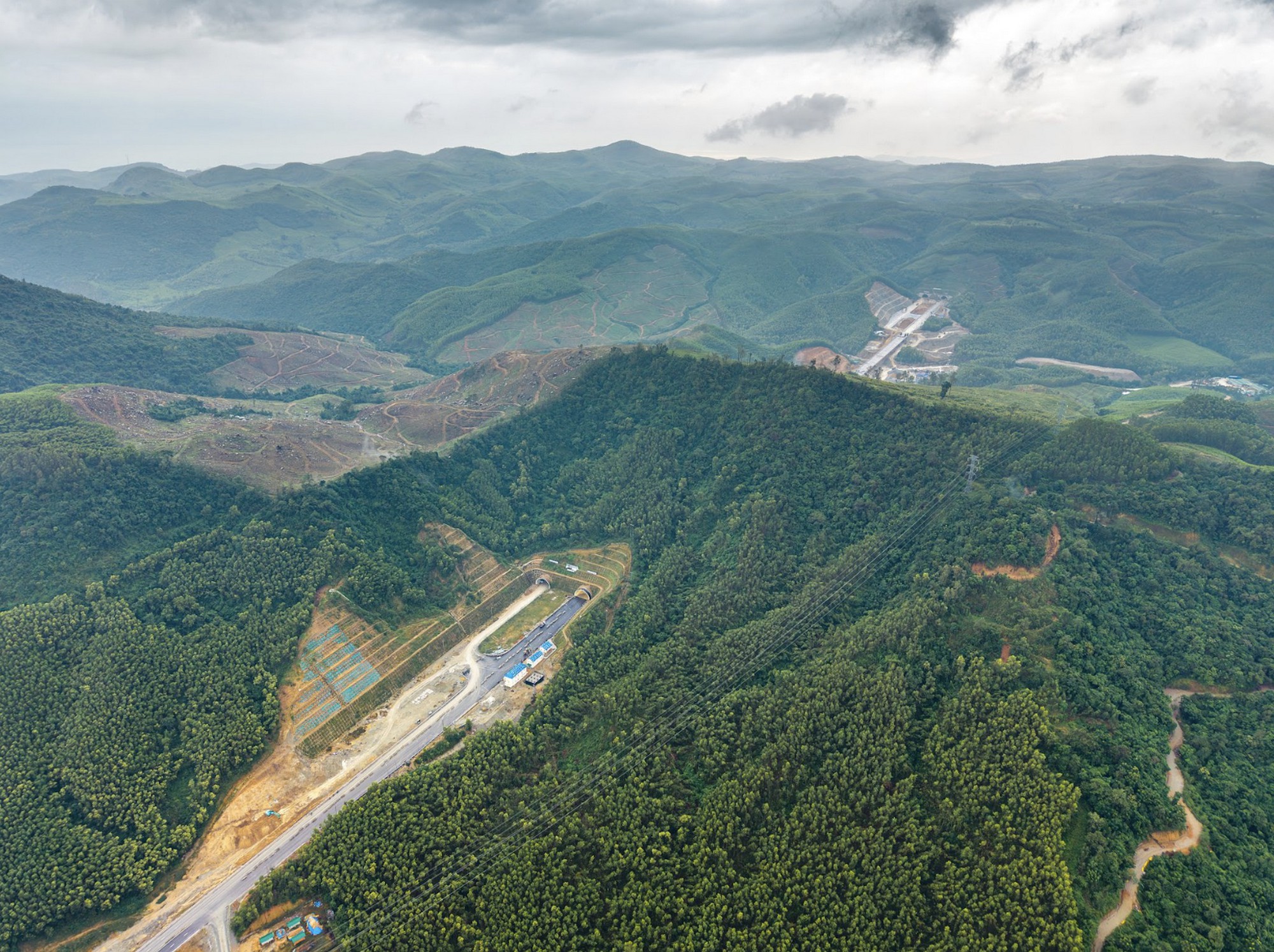 Bên trong hầm xuyên núi lớn nhất cao tốc Bắc - Nam: Hơn 900 ngày thi công, lắp hơn 1.730 bộ đèn - Ảnh 6