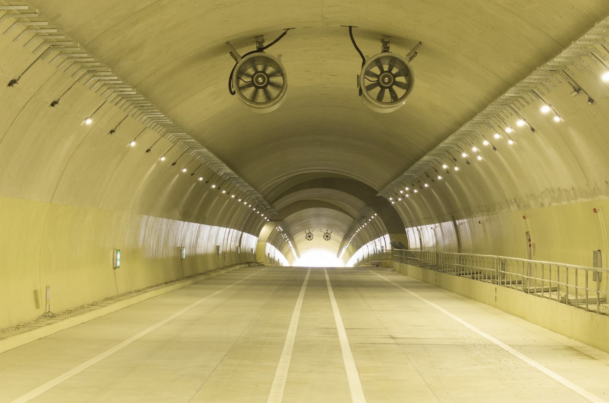 Bên trong hầm xuyên núi lớn nhất cao tốc Bắc - Nam: Hơn 900 ngày thi công, lắp hơn 1.730 bộ đèn - Ảnh 2