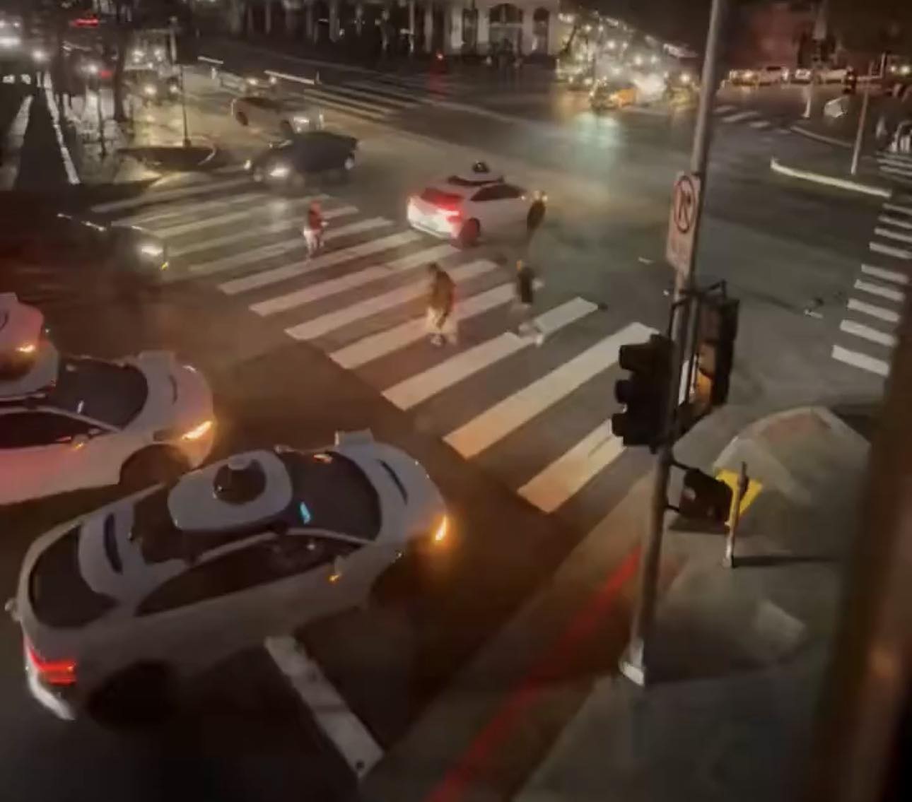 Mất điện hàng loạt, taxi tự lái ở Mỹ dừng giữa đường, nhốt khách bên trong không cho ra - Ảnh 3