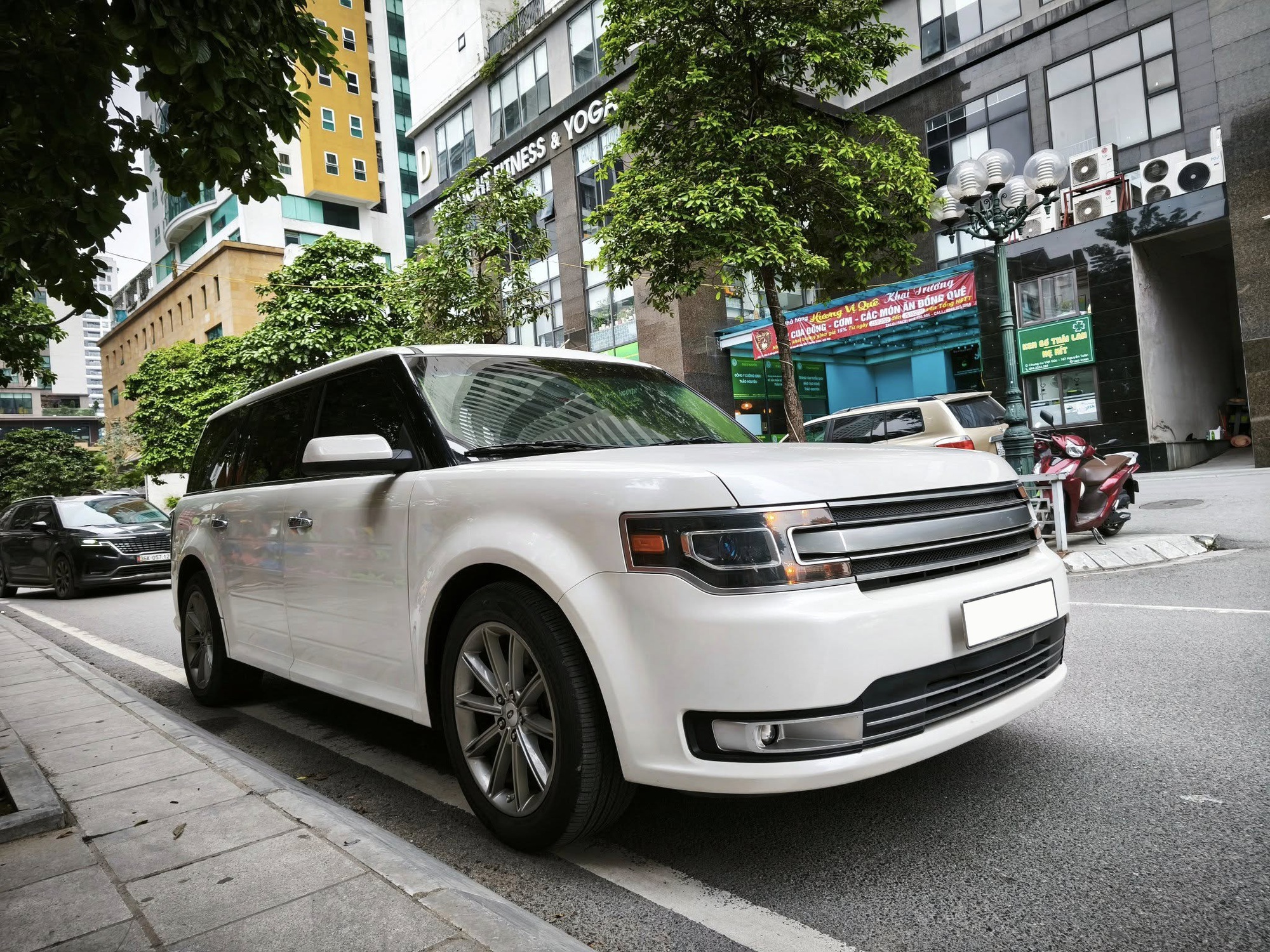Hàng hiếm Ford Flex đời 'chót' tại Việt Nam rao bán lại với giá ngang Everest mới: Dáng hộp như Ranger Rover, dùng chung nhiều linh kiện với Explorer - Ảnh 1