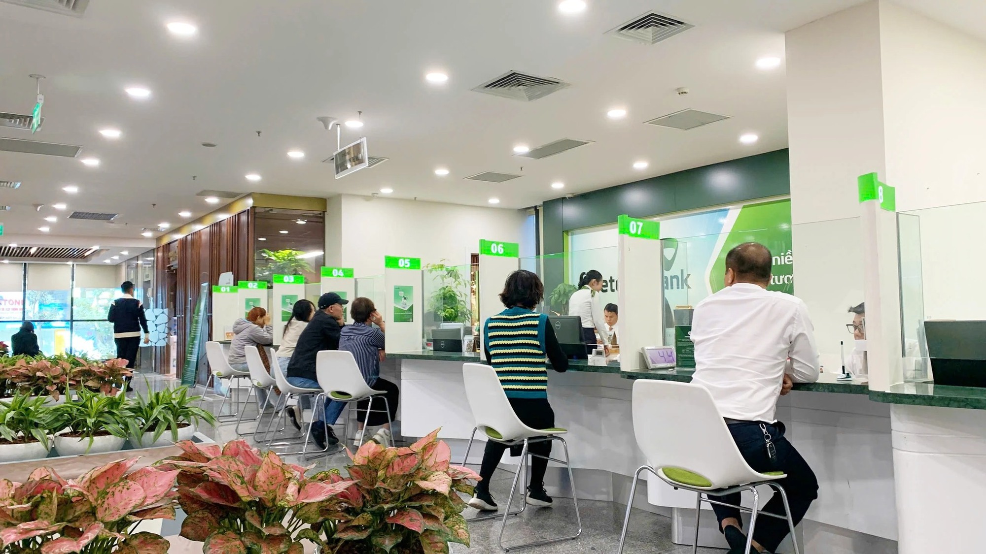 Từ ngày mai, Vietcombank, VietinBank, Agribank… sẽ tạm ngừng toàn bộ giao dịch rút/chuyển tiền đối với trường hợp sau - Ảnh 1