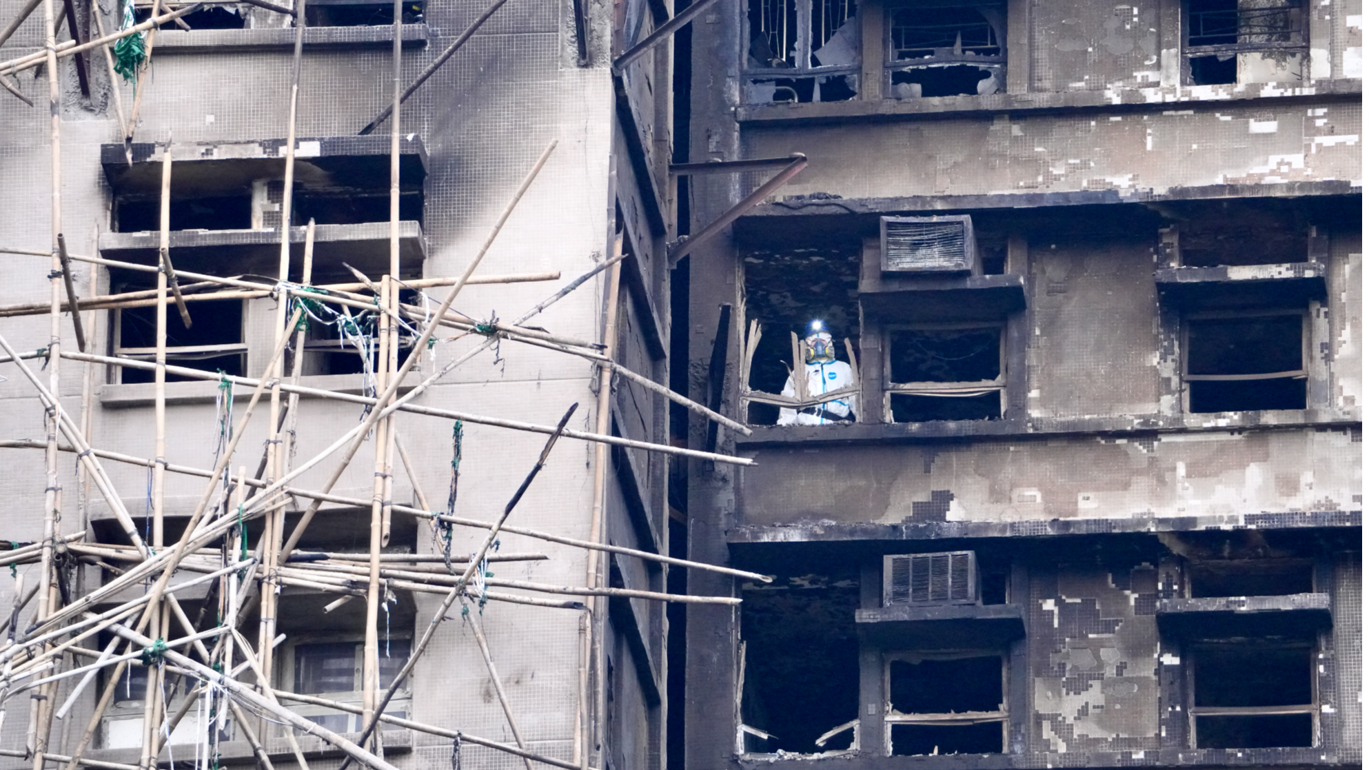 Tròn 1 tuần sau thảm hoạ cháy chung cư Hong Kong: Có những nạn nhân được phát hiện tại vị trí không ngờ - Ảnh 1