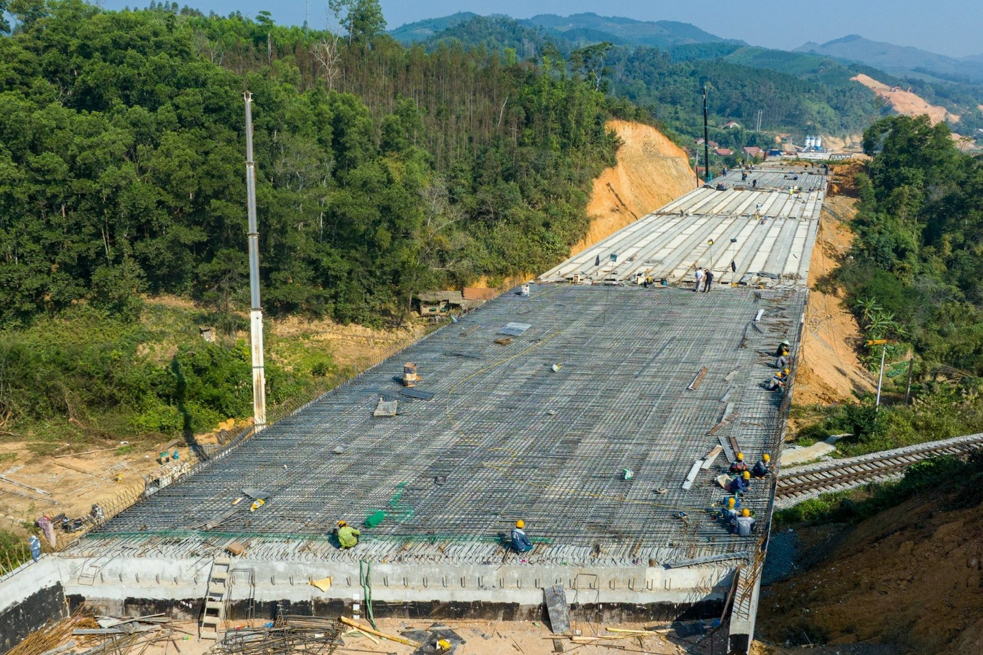 Toàn cảnh đoạn đầu tiên của cao tốc dài nhất Việt Nam: Trị giá 11.000 tỷ, sẽ thông xe sau một tuần nữa - Ảnh 6