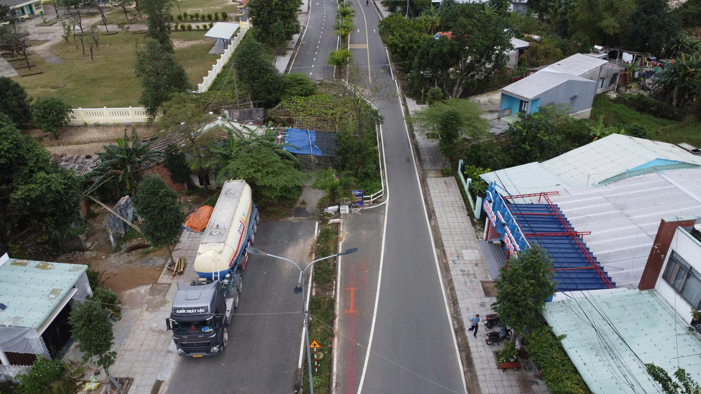 Kỳ lạ tuyến đường hàng chục tỷ đồng có ngôi nhà án ngữ giữa đường - Ảnh 11