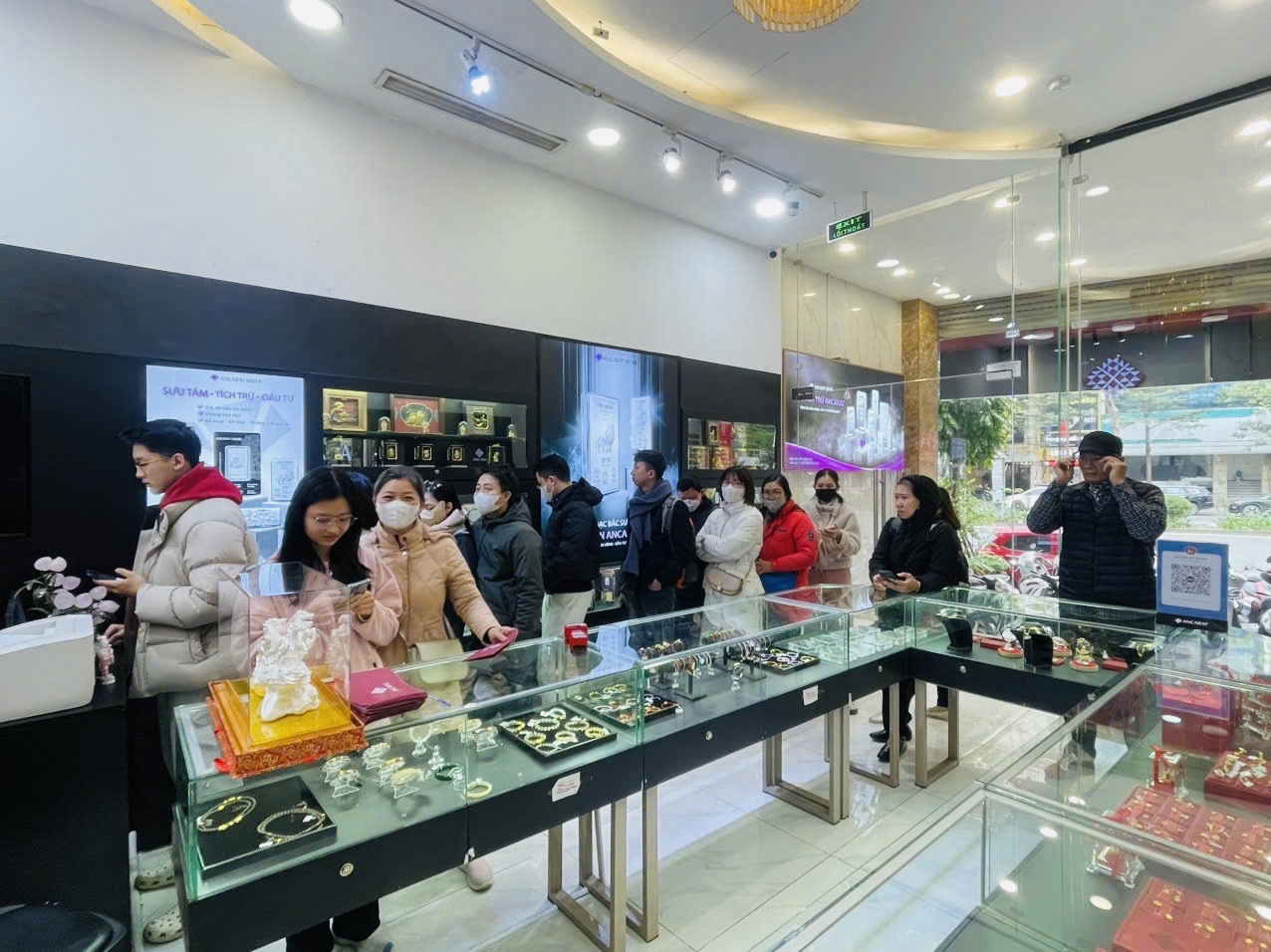 Giá bạc tăng mạnh, người dân Hà Nội xếp hàng mua - Ảnh 4