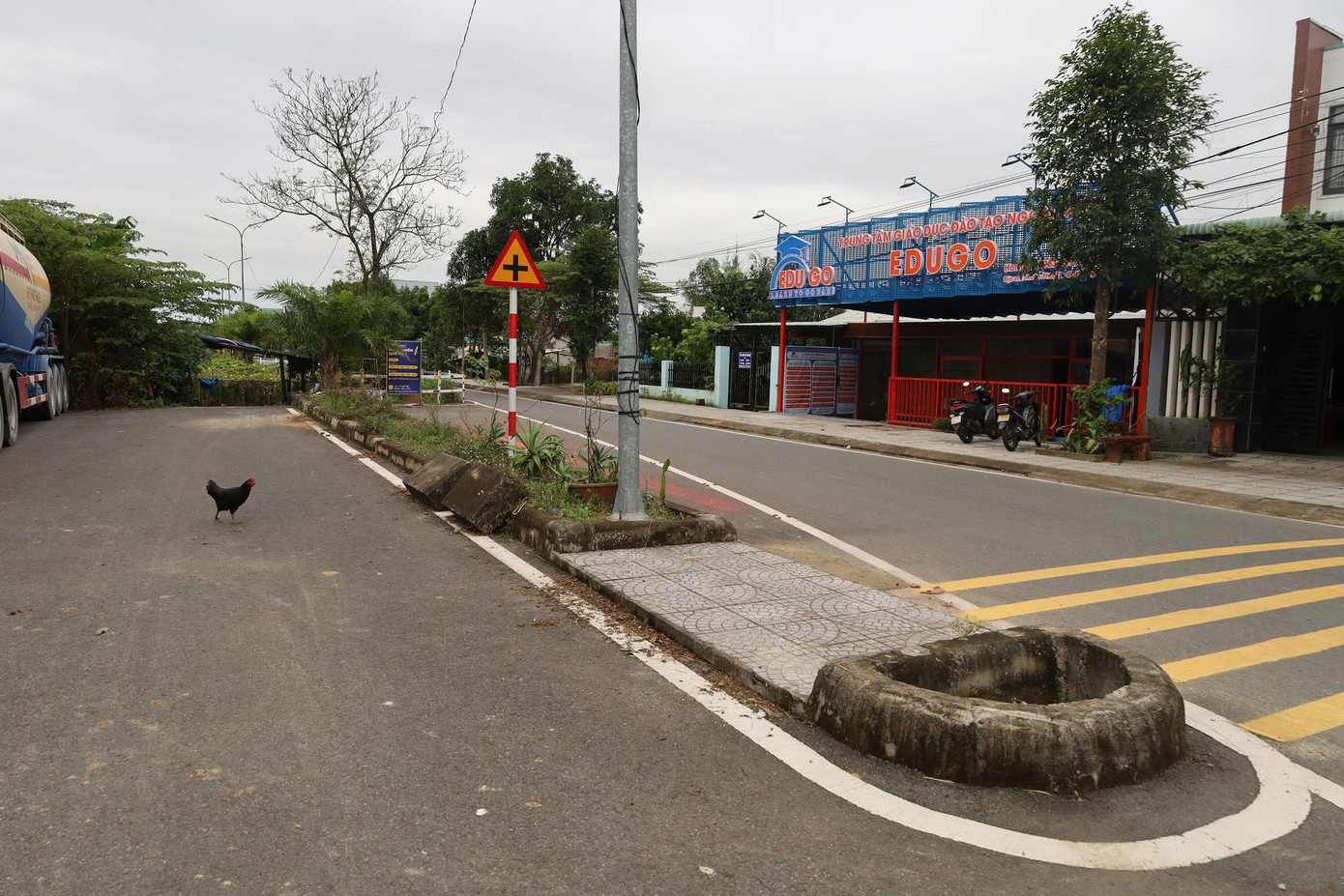 Kỳ lạ tuyến đường hàng chục tỷ đồng có ngôi nhà án ngữ giữa đường - Ảnh 3