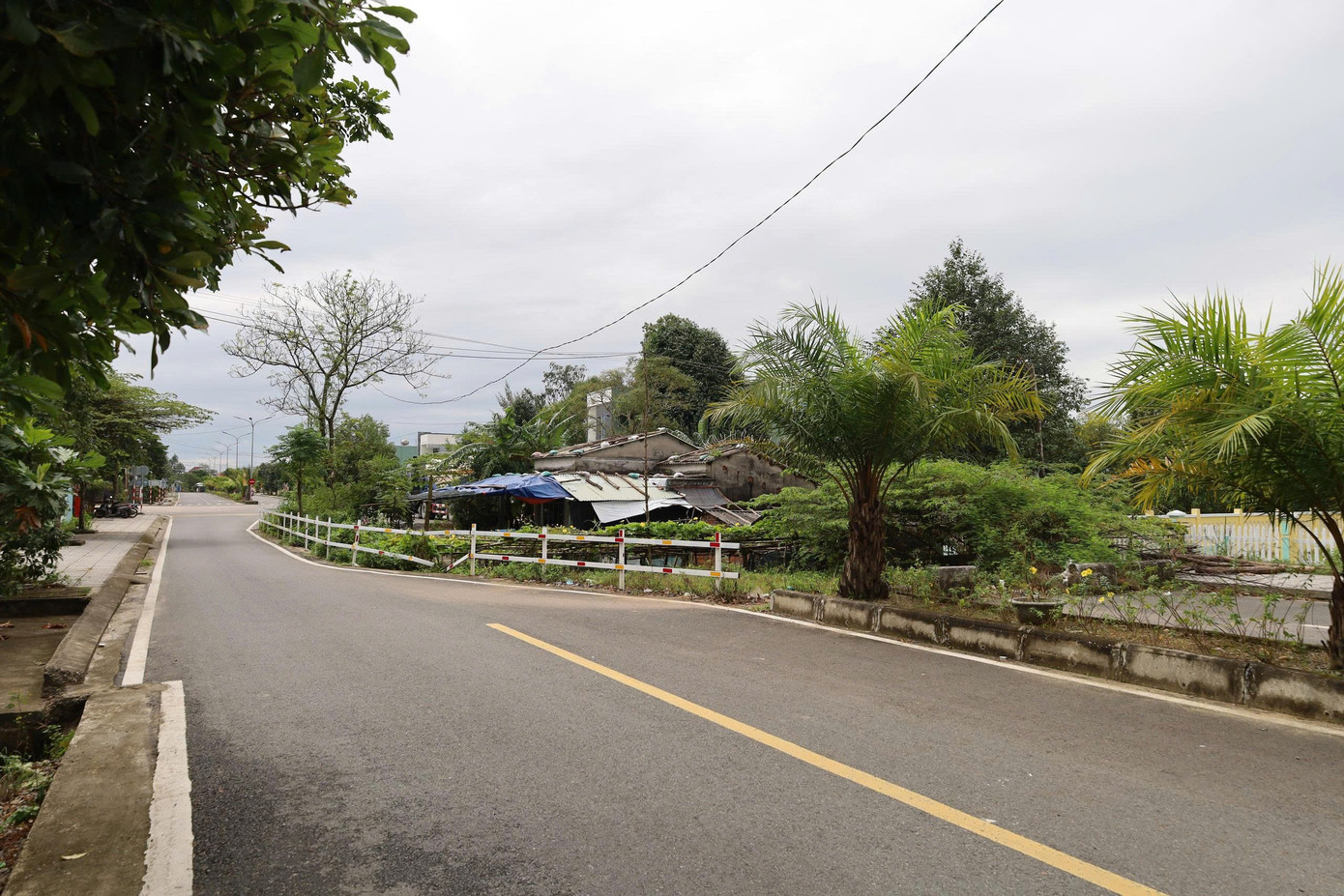 Kỳ lạ tuyến đường hàng chục tỷ đồng có ngôi nhà án ngữ giữa đường - Ảnh 5