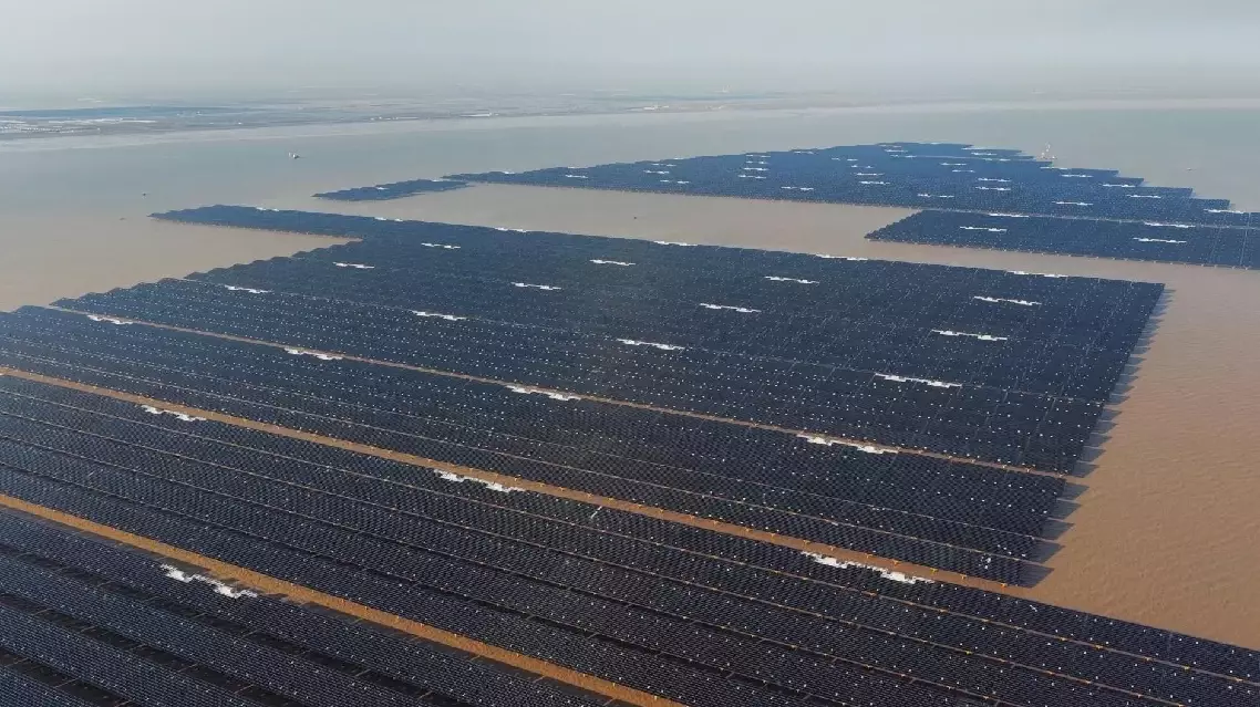 Chưa từng có trên thế giới: Trung Quốc dựng hàng cọc thép khổng lồ trải rộng 1.200ha giữa biển, tạo đủ điện cho 2,6 triệu người, tiết kiệm hơn nửa triệu tấn than mỗi năm - Ảnh 2