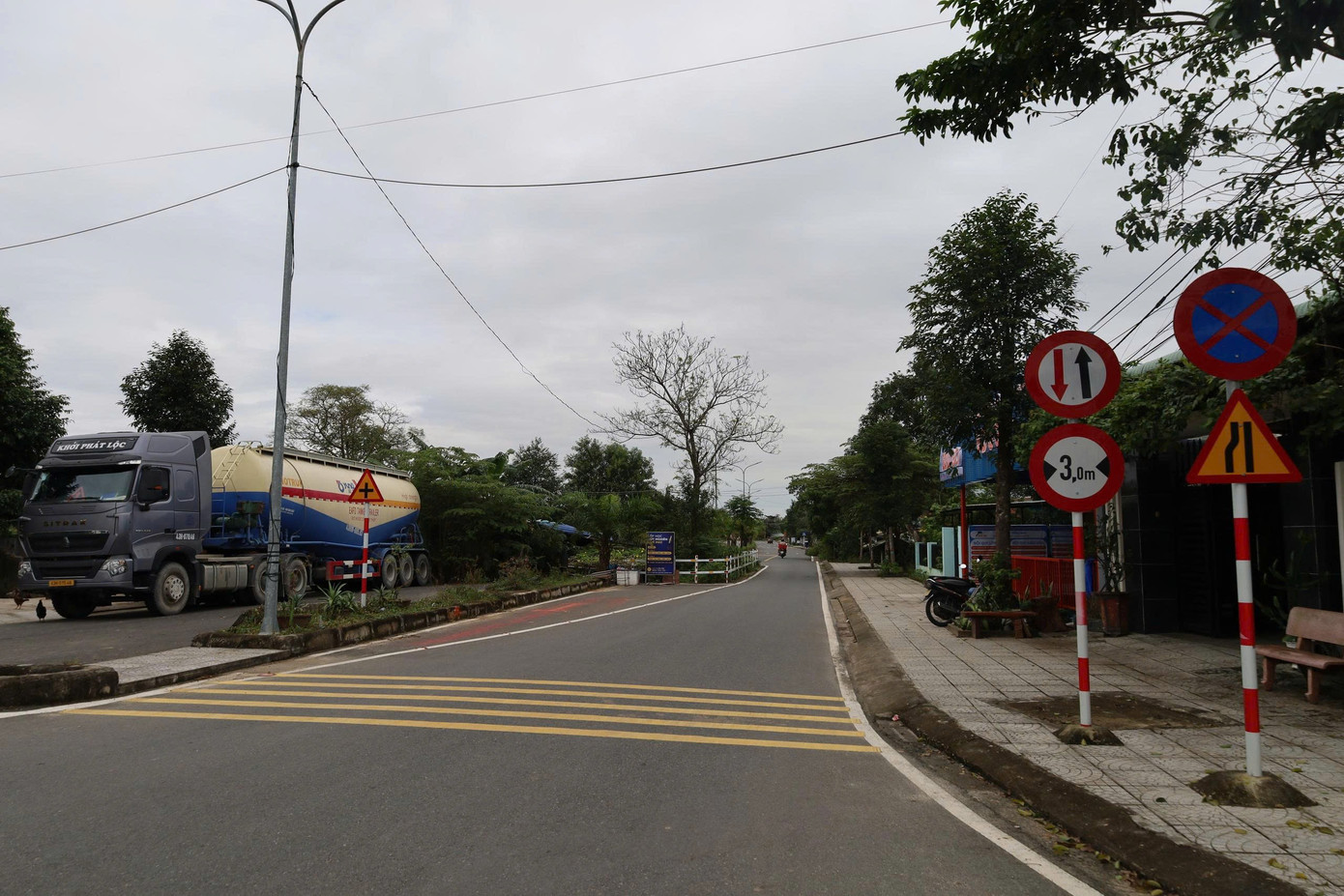 Kỳ lạ tuyến đường hàng chục tỷ đồng có ngôi nhà án ngữ giữa đường - Ảnh 4