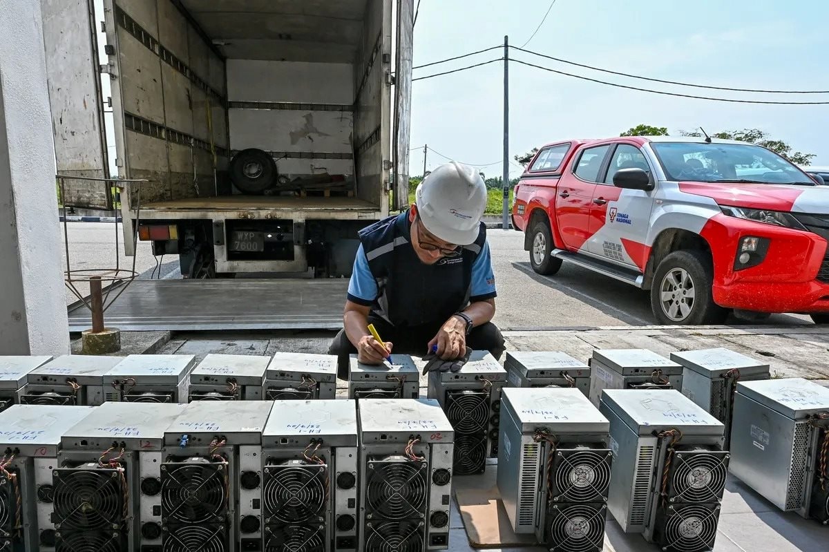 Drone bay vù vù trên những dãy nhà bỏ hoang phát hiện điểm bất thường, cảnh sát khui ra đường dây tội phạm gây thiệt hại 1,1 tỷ USD tại một quốc gia Đông Nam Á - Ảnh 1