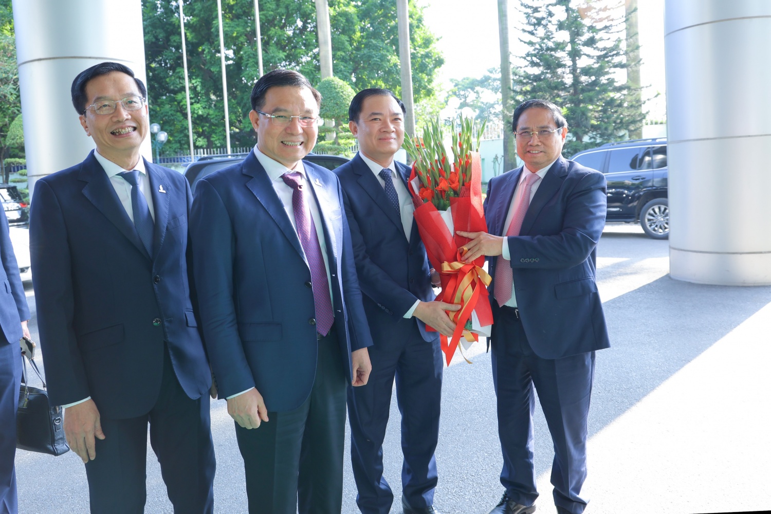 Thủ tướng Phạm Minh Chính chỉ đạo tại Hội nghị tổng kết PVN: Nhóm cổ phiếu năng lượng ‘phản ứng’ ngay, riêng PVB tăng kịch trần - Ảnh 2