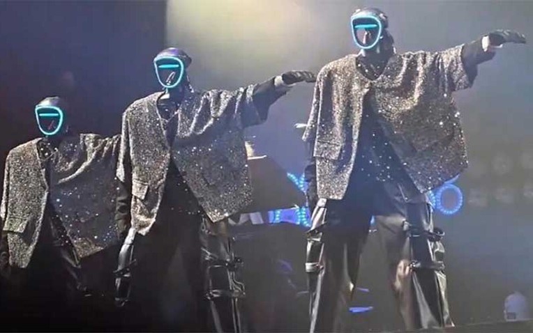 Choáng ngợp trước dàn vũ công robot Trung Quốc: Nhảy như người thật, được Elon Musk khen ngợi hết lời - Ảnh 1