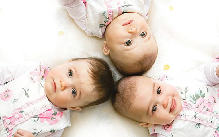 Ngôi làng kỳ lạ chỉ sinh con gái 100% suốt 11 năm: Đã giải mã được tỷ lệ xác suất rất vô lý này - Ảnh 1