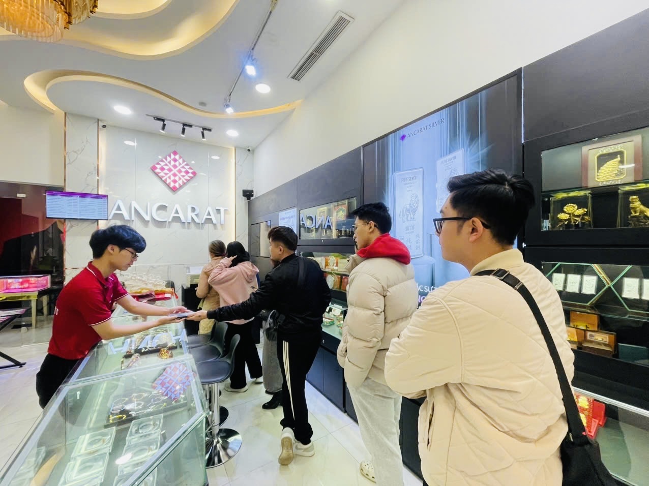 Giá bạc tăng mạnh, người dân Hà Nội xếp hàng mua - Ảnh 3