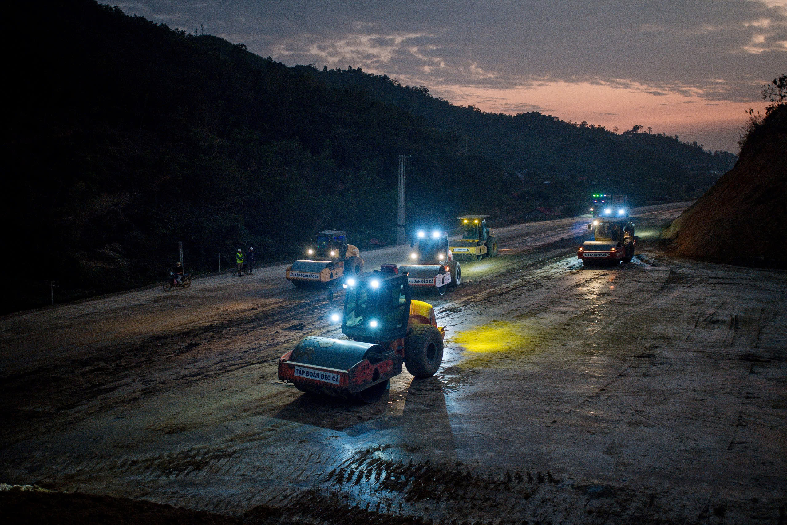 Toàn cảnh đoạn đầu tiên của cao tốc dài nhất Việt Nam: Trị giá 11.000 tỷ, sẽ thông xe sau một tuần nữa - Ảnh 9