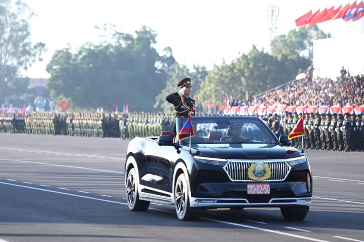 Xe điện Việt Nam nổi bật tại lễ diễu binh, diễu hành kỷ niệm Quốc khánh Lào - Ảnh 1