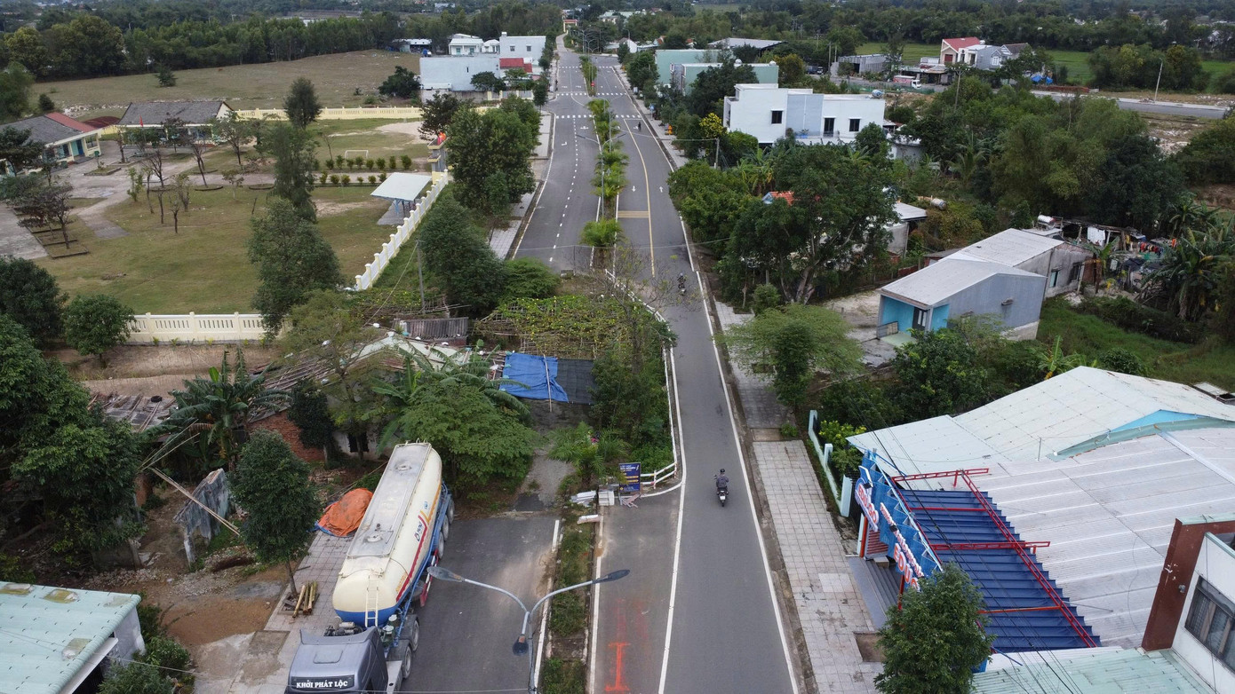 Kỳ lạ tuyến đường hàng chục tỷ đồng có ngôi nhà án ngữ giữa đường - Ảnh 1