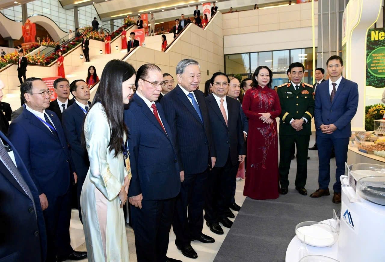 Tổng Bí thư Tô Lâm, Thủ tướng Phạm Minh Chính thăm gian hàng doanh nghiệp Việt sở hữu mỏ vật liệu công nghệ cao hàng đầu thế giới - Ảnh 1