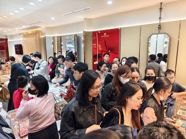 Lần đầu tiên Bảo Tín Mạnh Hải bán vàng 0,1 chỉ: Giờ ai cũng có thể mua vàng! - Ảnh 2