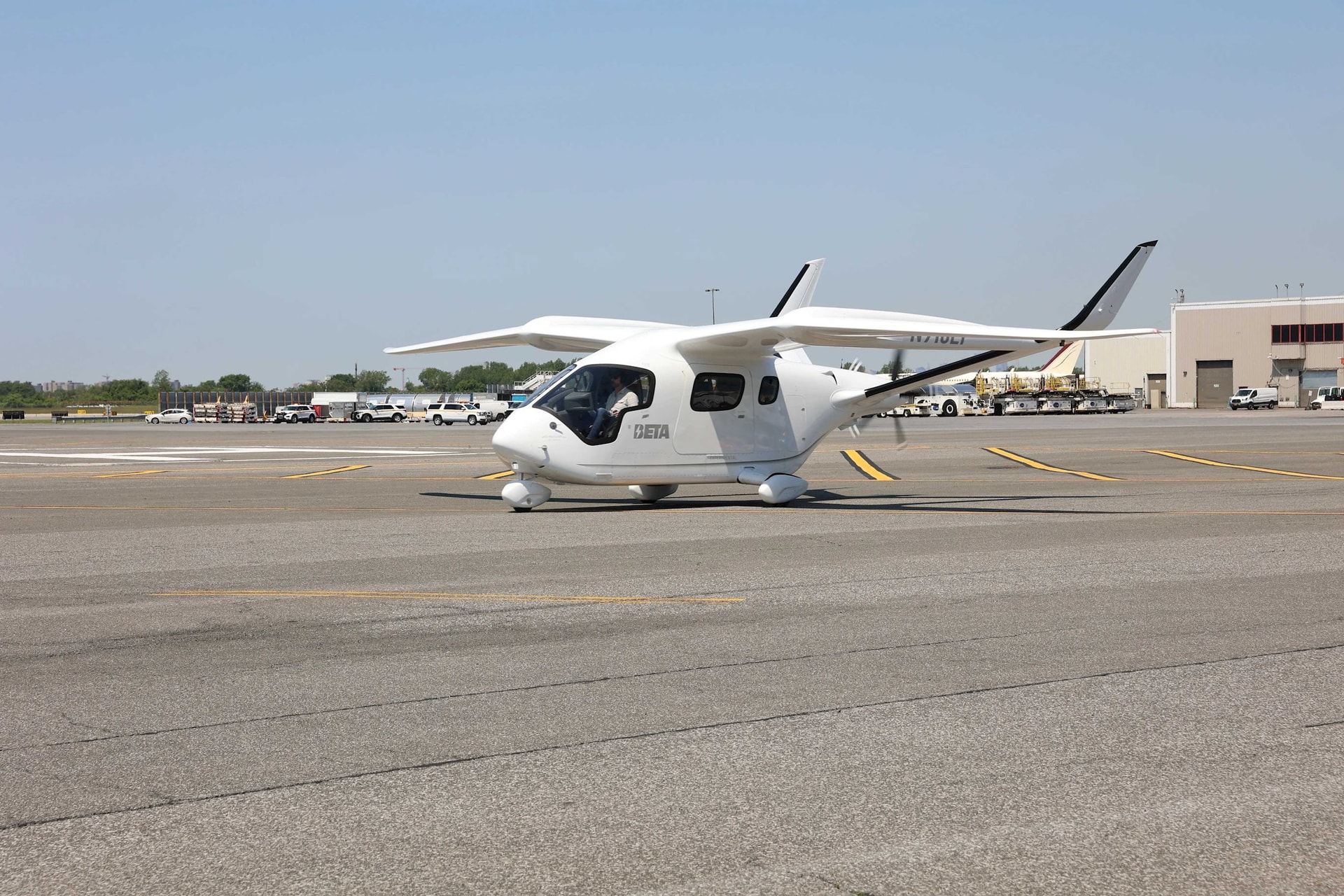 Máy bay điện chở hàng sắp đi vào chạy thử nghiệm: Chở 5,6 m3 hàng hóa, chặng bay dưới 400 km - Ảnh 1