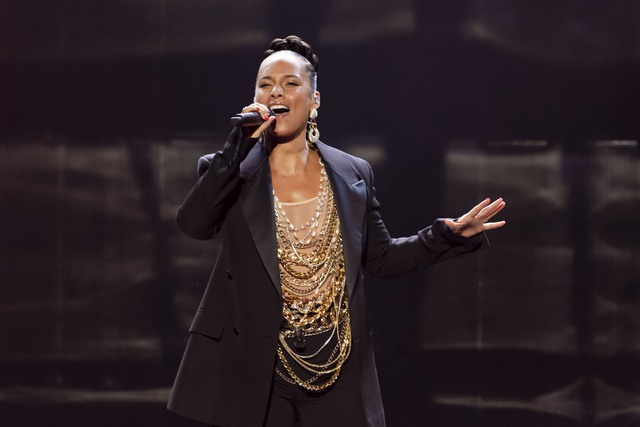 Khung hình hiếm có ở VinFuture 2025: Tỷ phú Phạm Nhật Vượng và hai con trai chọn phụ kiện giống hệt nhau - Ảnh 7