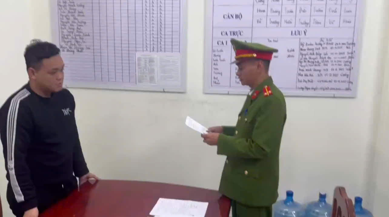 Thanh niên 2k mua ứng dụng ngân hàng giả có giao diện và tính năng giống hệt như thật để đi lừa đảo, công an tìm người bị hại - Ảnh 1