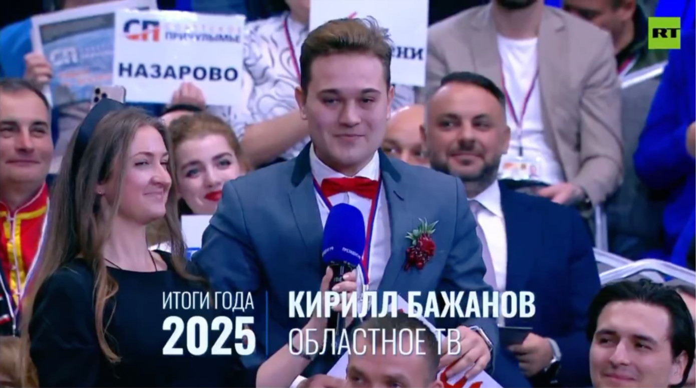 Phóng viên bất ngờ cầu hôn bạn gái giữa cuộc họp báo trên truyền hình của Tổng thống Nga - Ảnh 1