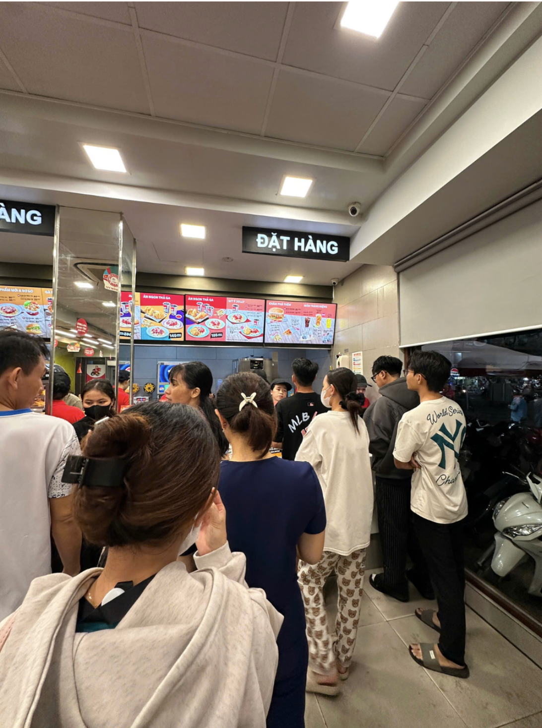 Đặt Jollibee săn tuần lộc Noel, khách bị chỉ trích vì khiến shipper phải chờ cả tiếng: Dân mạng tranh cãi dữ dội - Ảnh 2